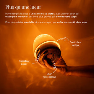 Havie, avec bruit blanc intégré et enceinte à 360 degrés, diffuse une lueur orange chaleureuse.