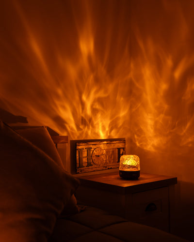 Havie sur une table de chevet, des reflets de flammes dansent sur le mur