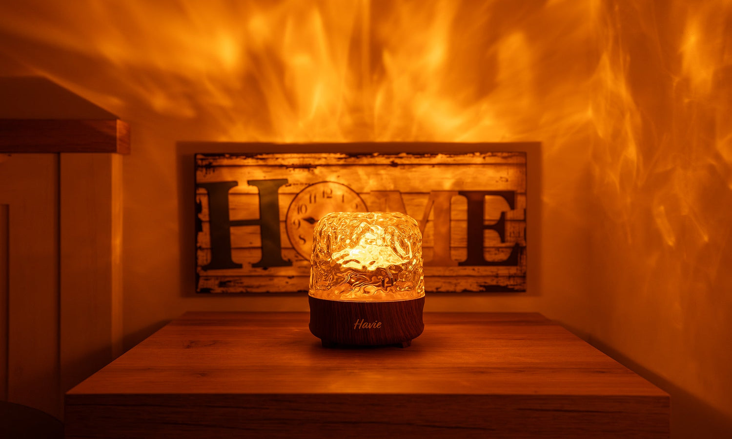 Havie projette sur les murs une lumière qui évoque des flammes